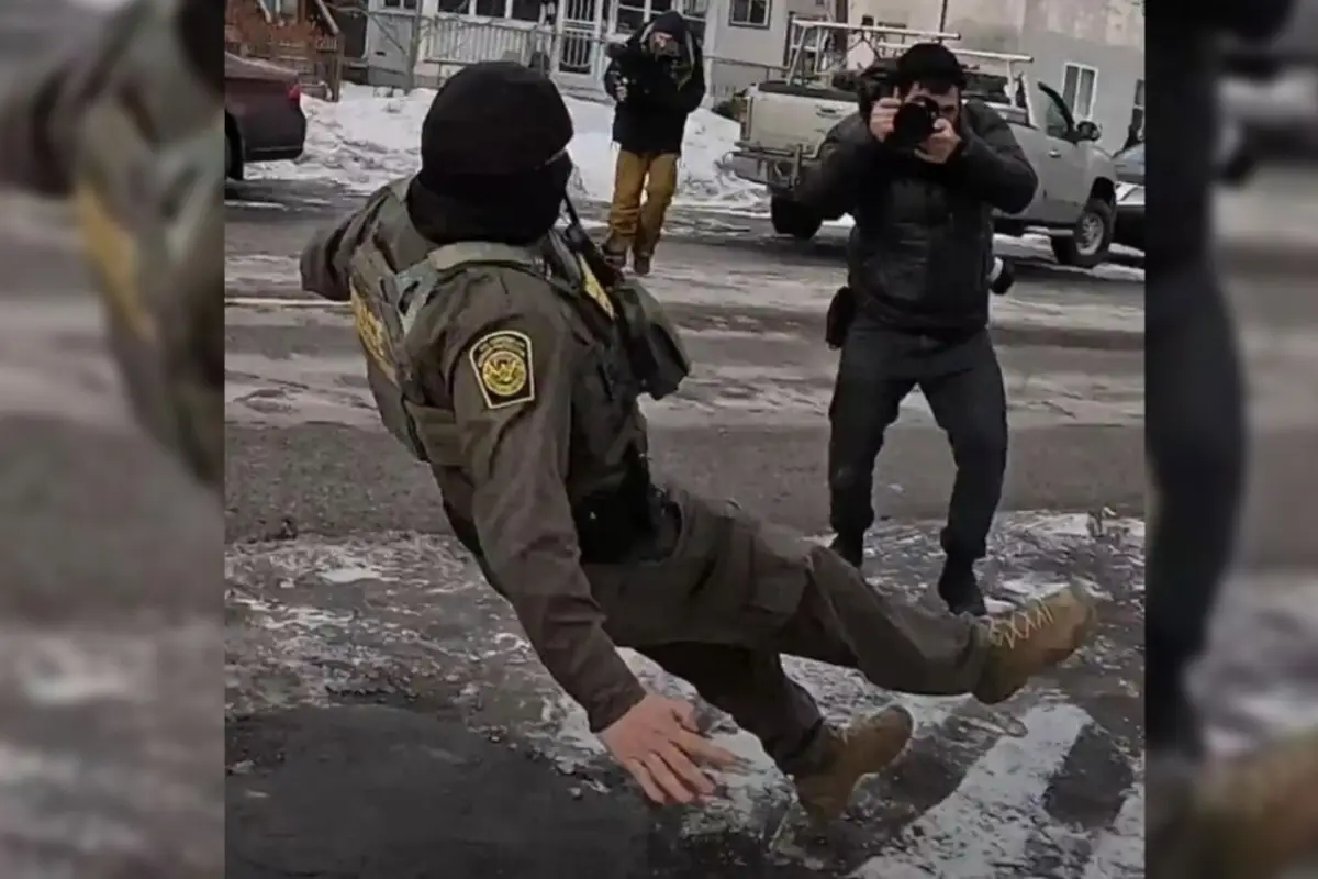 El agente del ICE cayó a los pies de un fotógrafo., Redes sociales.