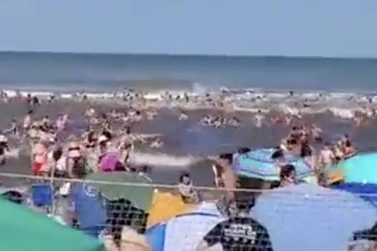 Impactante ola gigante provoca caos, heridos y una víctima mortal., Captura de pantalla video de X.