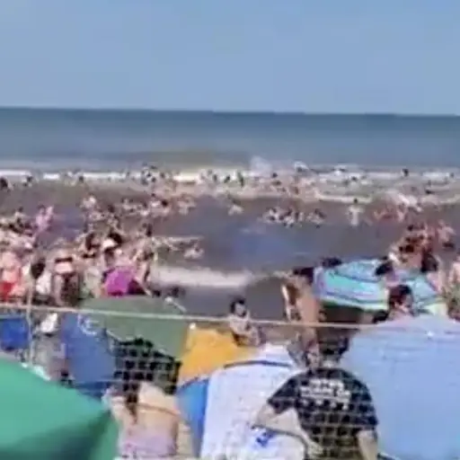 Impactante ola gigante provoca caos, heridos y una víctima mortal. ,Captura de pantalla video de X.