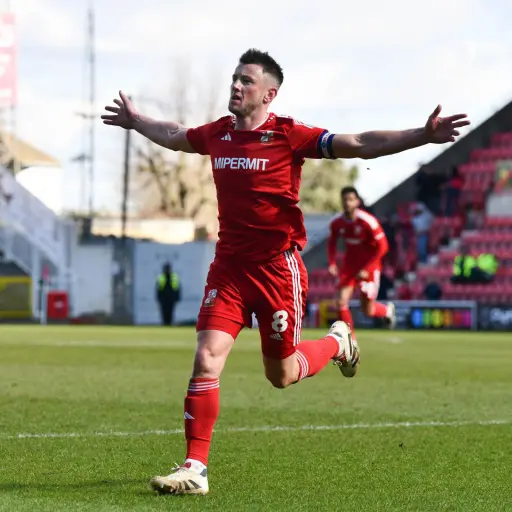 Ollie Clarke fue castigado con siete partidos de suspensión luego de protagonizar un comportamiento considerado inapropiado durante un encuentro oficial de la Copa de la Liga - Swindown Town