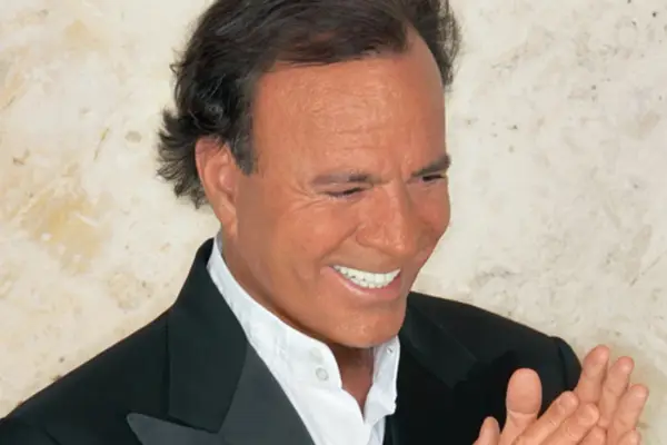 Fiscalía española cierra el caso de agresión sexual contra Julio Iglesias tras falta de pruebas 