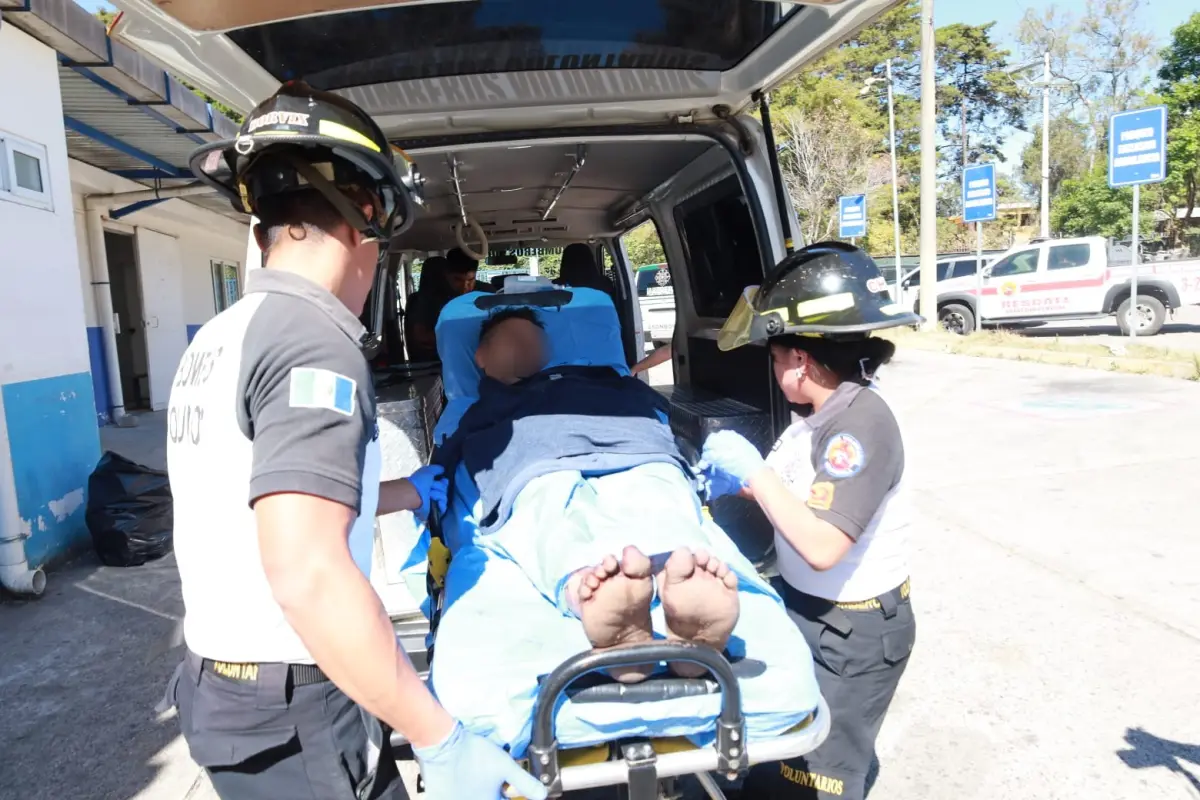 El paciente herido tras la explosión en San Raymundo fue ingresado al hospital Roosevelt., Bomberos Voluntarios
