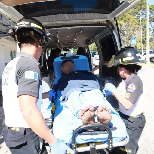 El paciente herido tras la explosión en San Raymundo fue ingresado al hospital Roosevelt. ,Bomberos Voluntarios