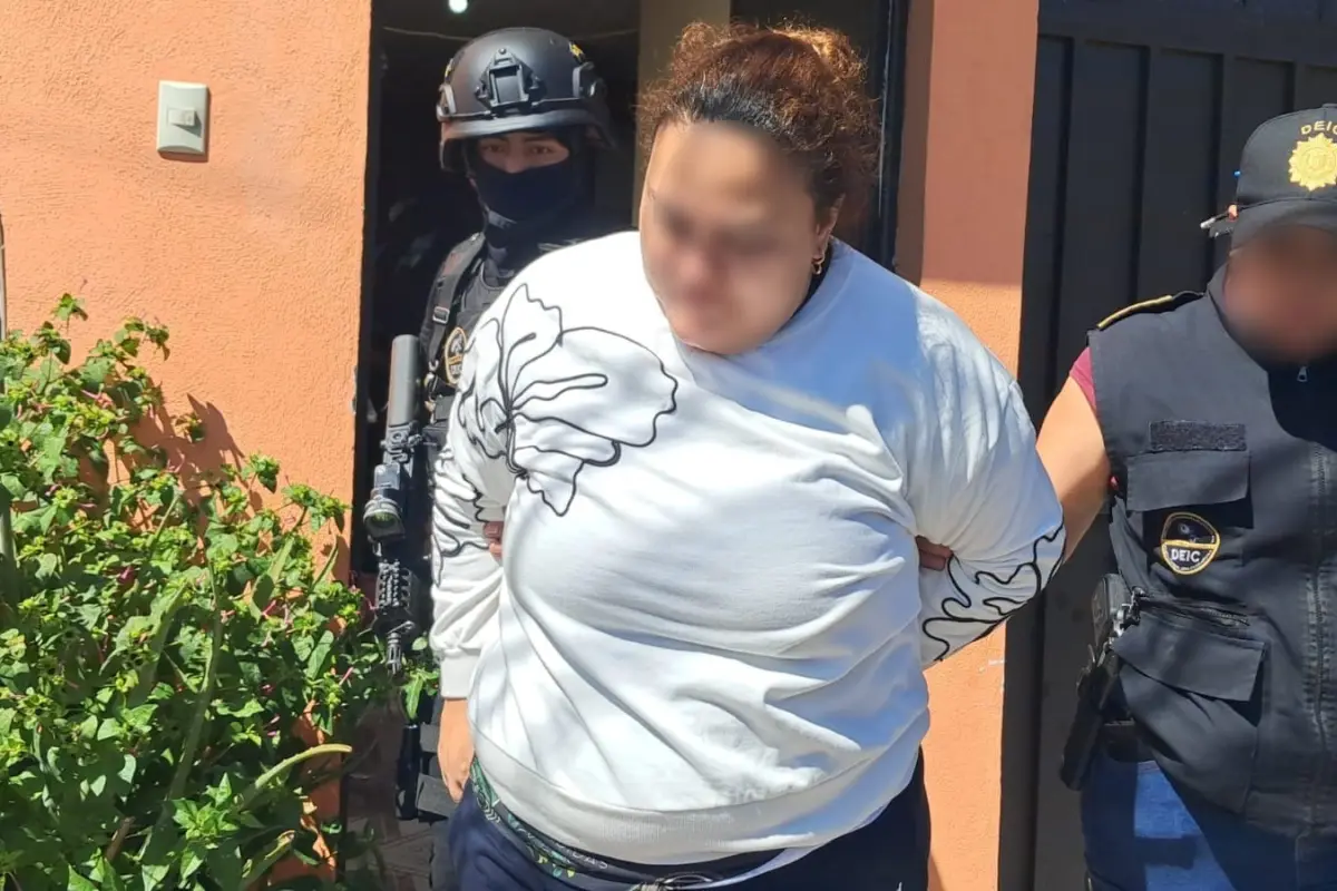 Esther Leiva Paz, pareja del líder pandillero alias "El Smoking", uno de los reos fugados de la cárcel Fraijanes II., PNC