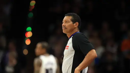 VIDEO. Árbitro se lesiona en pleno partido de la NBA