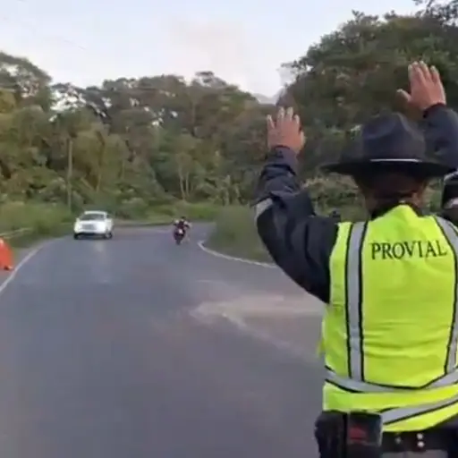 El paso se regula en el sector, porque la cinta asfáltica de dos vías se reduce a un solo carril por trabajos viales. ,Captura de pantalla. 