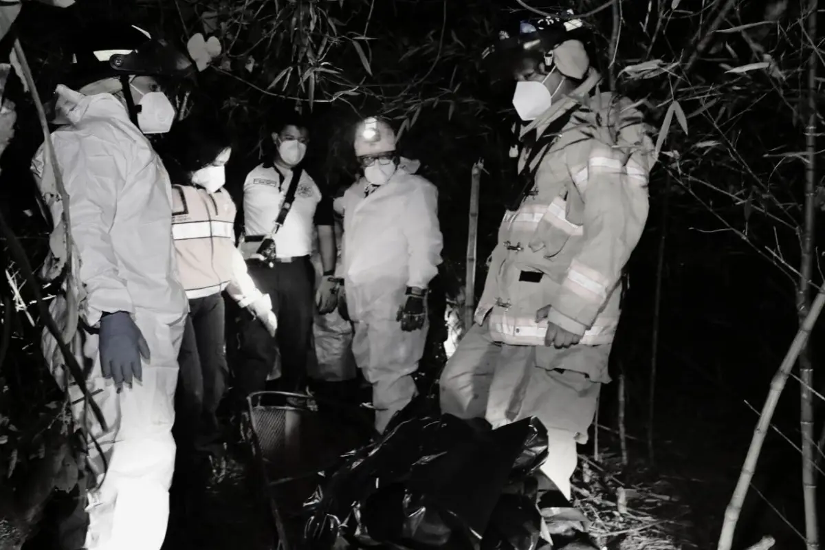 El macabro hallazgo se reportó en una zona boscosa de San José Pinula., Bomberos Voluntarios.