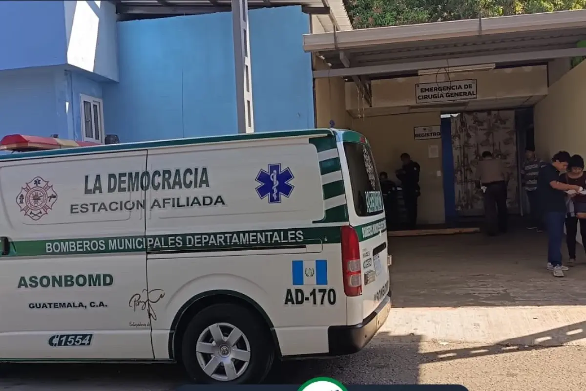 Los Bomberos Municipales Departamentales de Escuintla atendieron el hecho armado en la carretera que va de La Democracia hacia Siquinalá., Bomberos Municipales Departamentales. 