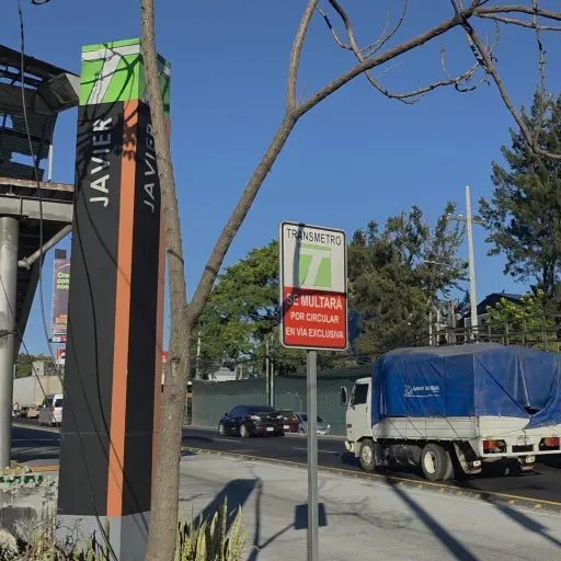 En la imagen se puede observar la pasarela que será finalmente instalada en la calzada Aguilar Batres. ,PMT de Villa Nueva.