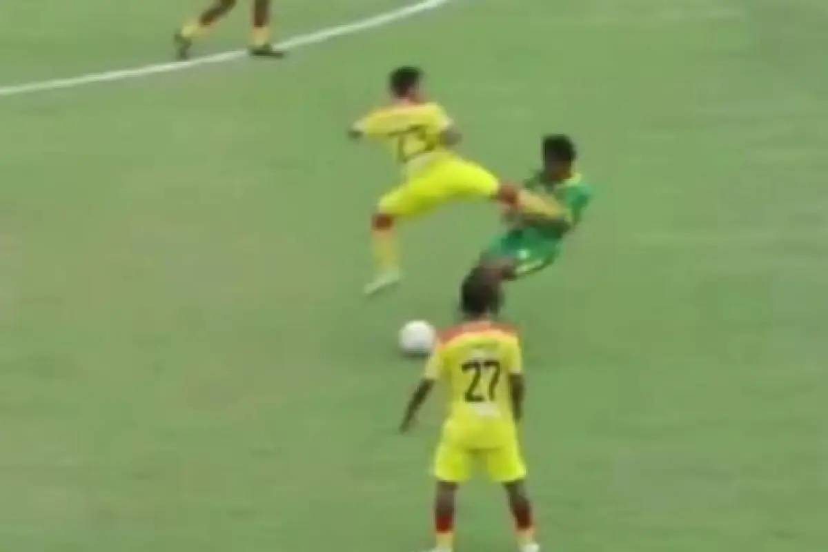 Futbolista es suspendido de por vida por agredir a un rival - Captura de pantalla