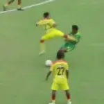 Futbolista es suspendido de por vida por agredir a un rival - Captura de pantalla