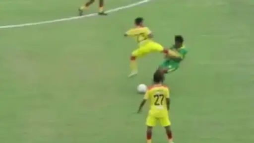 Futbolista es suspendido de por vida por agredir a un rival