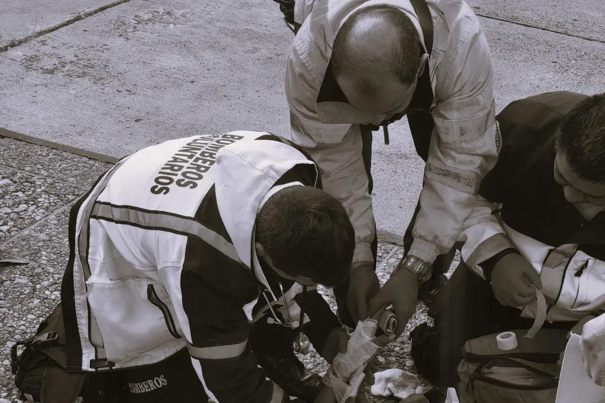 Técnicos en urgencias médicas de Bomberos Voluntarios atendieron a un hombre herido en la zona 14., Bomberos Voluntarios