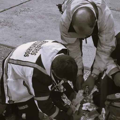 Técnicos en urgencias médicas de Bomberos Voluntarios atendieron a un hombre herido en la zona 14. ,Bomberos Voluntarios