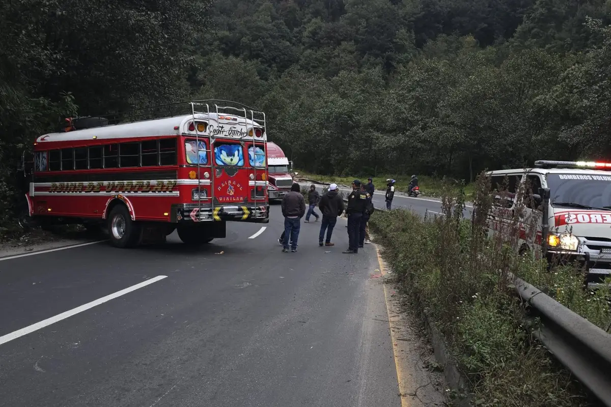 El accidente causó al menos cinco personas heridas. , Bomberos Voluntarios.