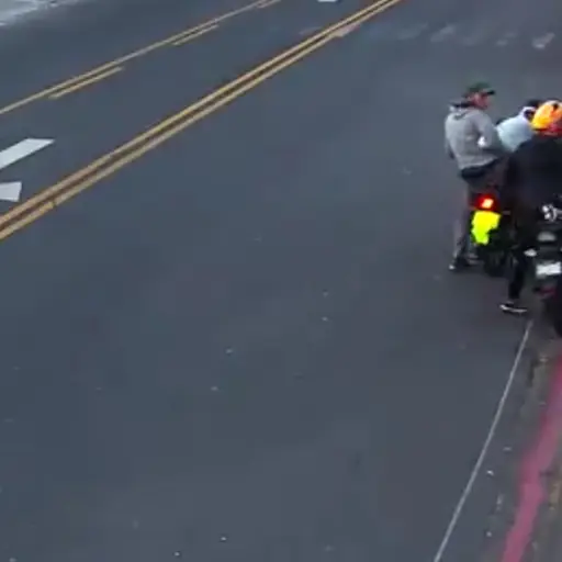 El motorista vestido de negro fue víctima de asalto por los otros dos hombres que están frente a él. ,Captura de pantalla. 