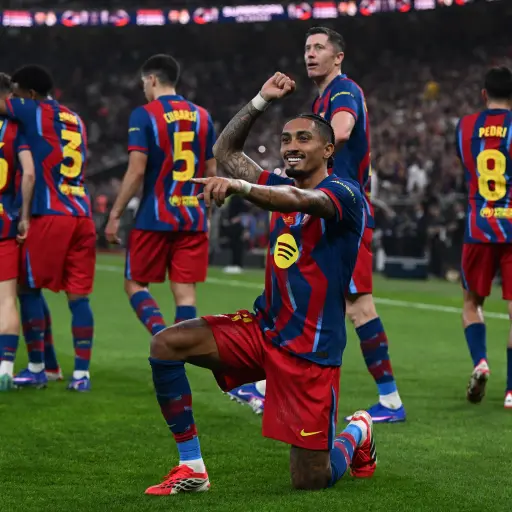 Raphinha marcó doblete de goles en la final de la Supercopa de España 