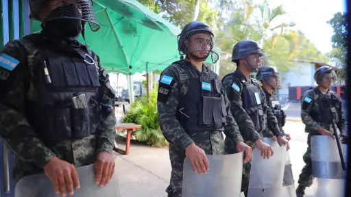 Integrantes del Ejercito de Honduras custodian el Centro Logístico Electoral (CLE) este domingo, en Tegucigalpa (Honduras) , EFE/ Gustavo Amador