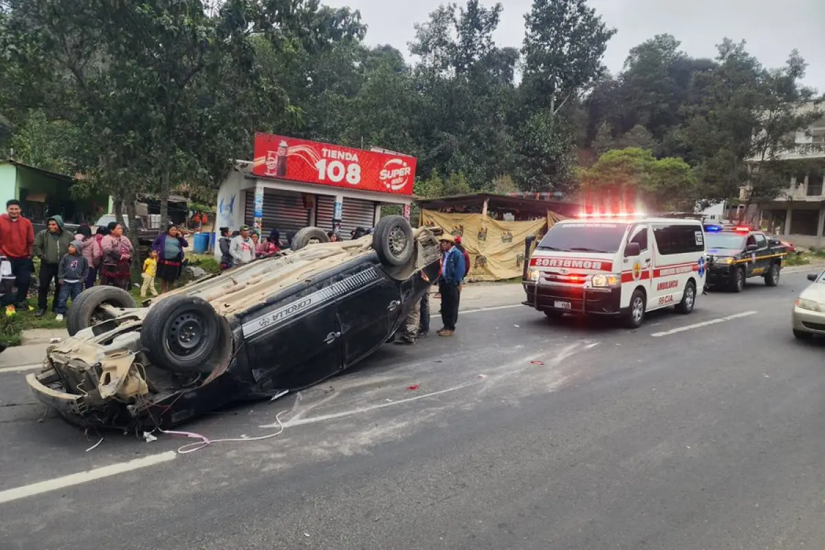 Pese a lo fuerte del accidente, los bomberos solo reportaron daños materiales., Bomberos Voluntarios.