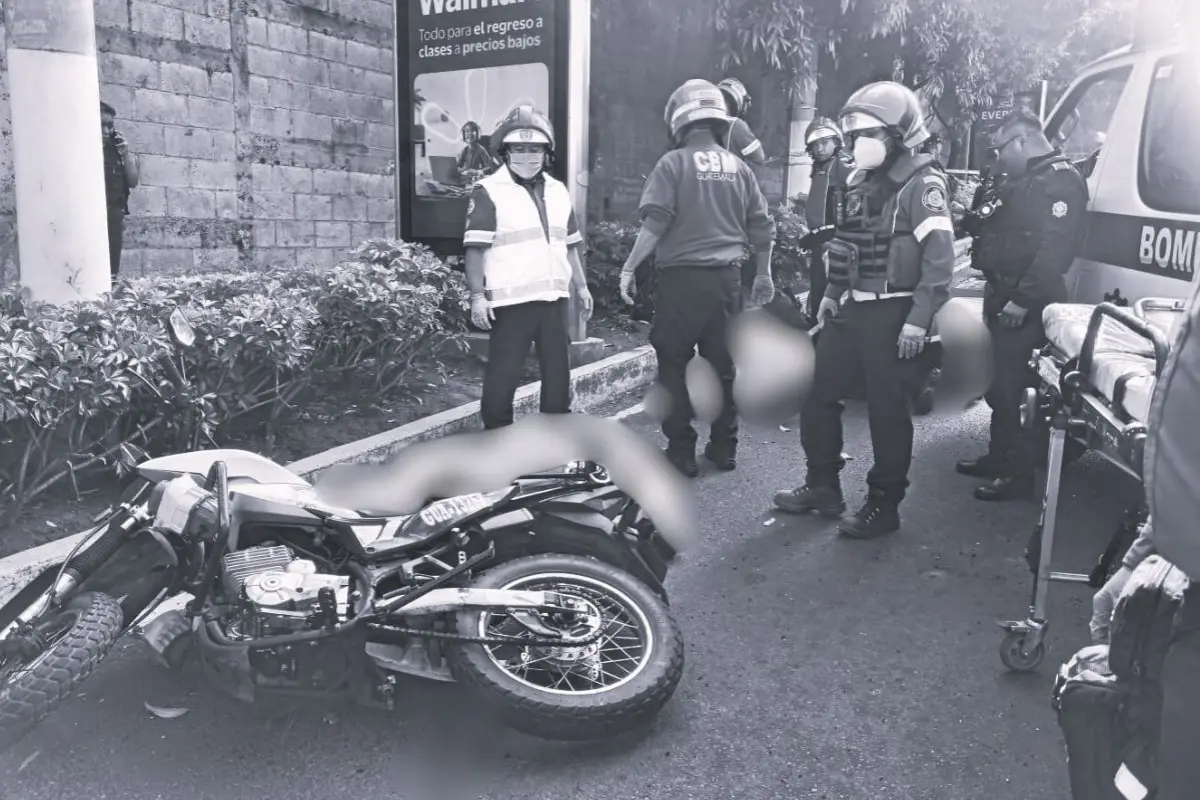 Los cuerpos de socorro reportaron dos casos con agentes PNC fallecidos en la calzada Aguilar Batres., Bomberos