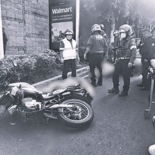 Los cuerpos de socorro reportaron dos casos con agentes PNC fallecidos en la calzada Aguilar Batres. ,Bomberos