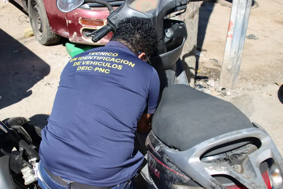 Los operativos también se desarrollaron en talleres mecánicos de motocicletas y carros., PNC de Guatemala.
