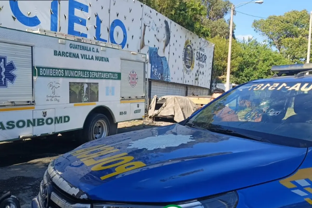 Una patrulla de la PNC quedó con varias perforaciones de bala, tras ser atacada de manera sorpesiva en Villa Nueva., Bomberos Municipales Departamentales. 