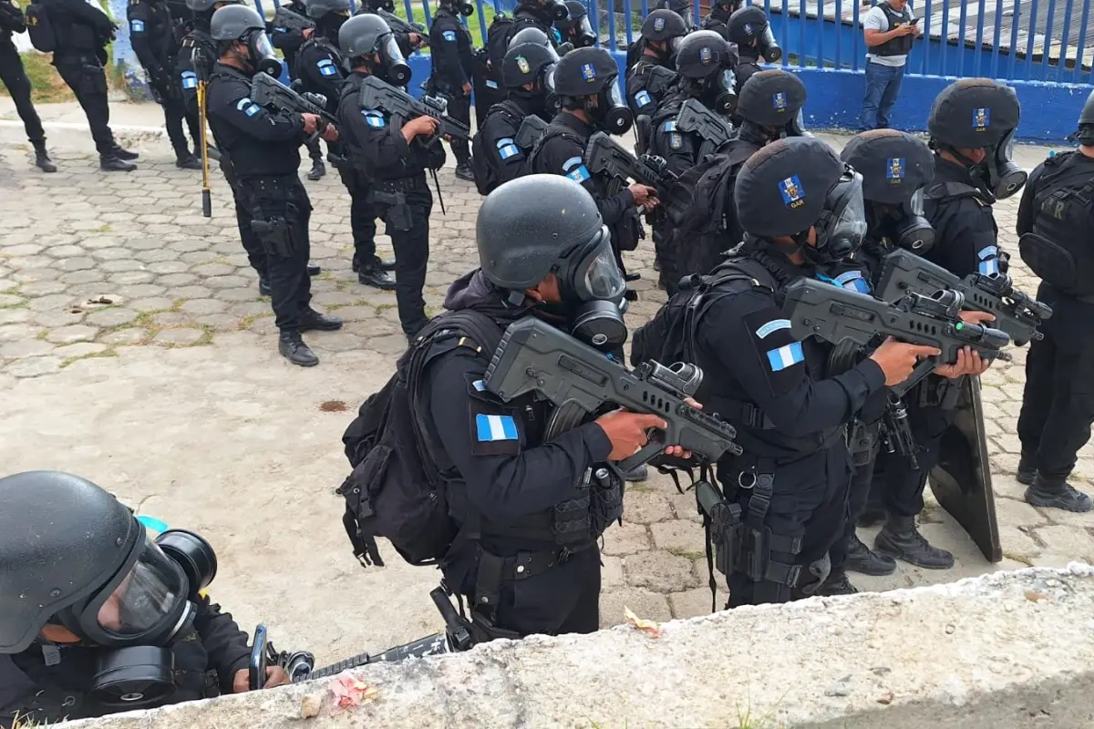 Agentes de la PNC ingresaron al Preventivo de la zona 18 para retomar el orden. , PNC de Guatemala.