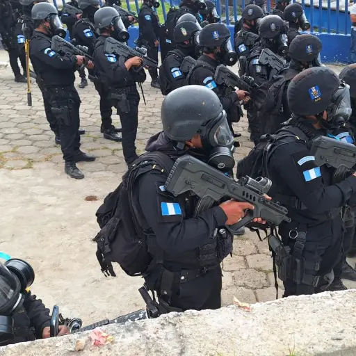 Agentes de la PNC ingresaron al Preventivo de la zona 18 para retomar el orden.  ,PNC de Guatemala.