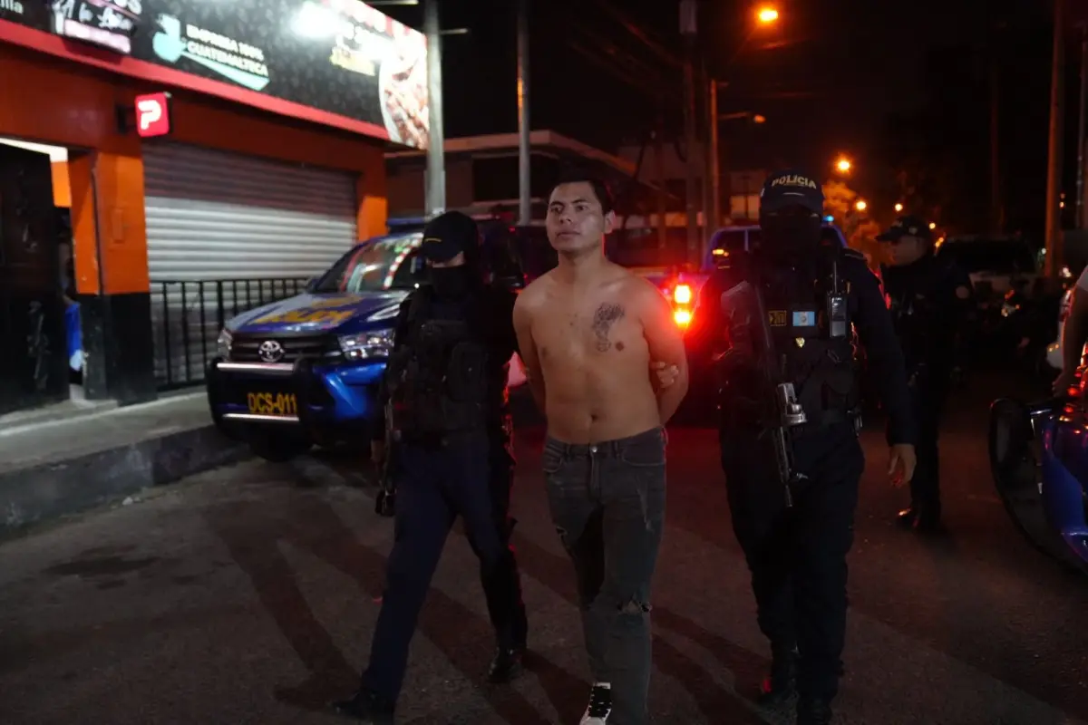 El detenido es acusado de asesinar a dos agentes de la PNC., PNC de Guatemala.