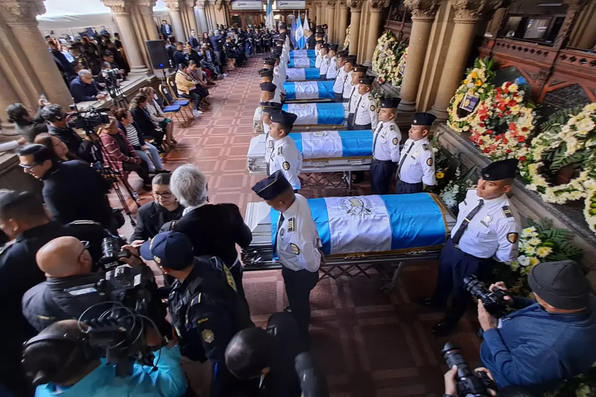 Las autoridades de la PNC, Gobernación y el presidente Arévalo, así como familiares de las víctimas, despiden a los agentes de PNC fallecidos tras ataques de pandillas., Omar Solís/Emisoras Unidas