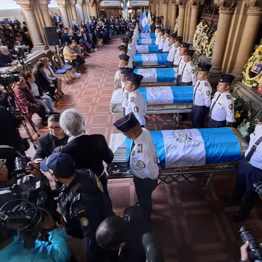 Las autoridades de la PNC, Gobernación y el presidente Arévalo, así como familiares de las víctimas, despiden a los agentes de PNC fallecidos tras ataques de pandillas. ,Omar Solís/Emisoras Unidas