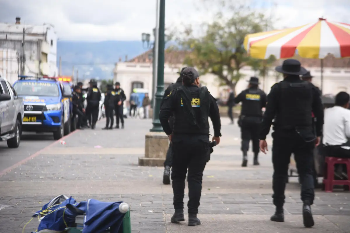 Agentes de la PNC de Guatemala realizan patrullajes en la Ciudad de Guatemala, un día después de ataques que cobraron la vida de nueve policías., Omar Solís/Emisoras Unidas