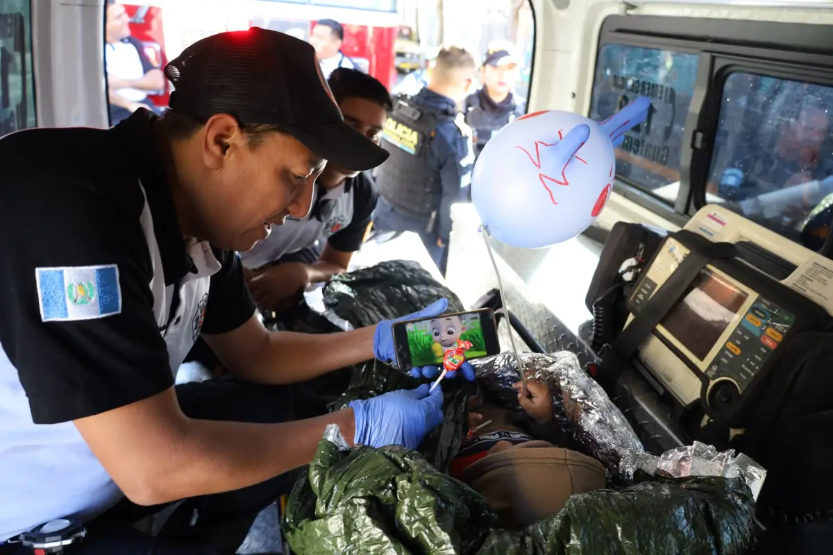 El menor de tres años fue atendido por socorristas y trasladado a un hospital para ser evaluado., Bomberos Voluntarios