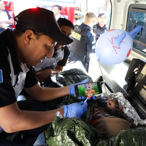 El menor de tres años fue atendido por socorristas y trasladado a un hospital para ser evaluado. ,Bomberos Voluntarios