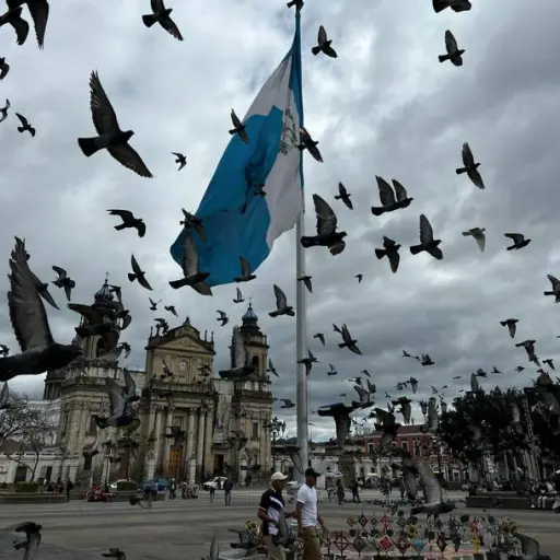 El pabellón nacional de Guatemala colocado a media asta en la Plaza de la Constitución, por los tres días de Duelo Nacional por los asesinatos de nueve agentes de la PNC. ,Omar Solís/Emisoras Unidas