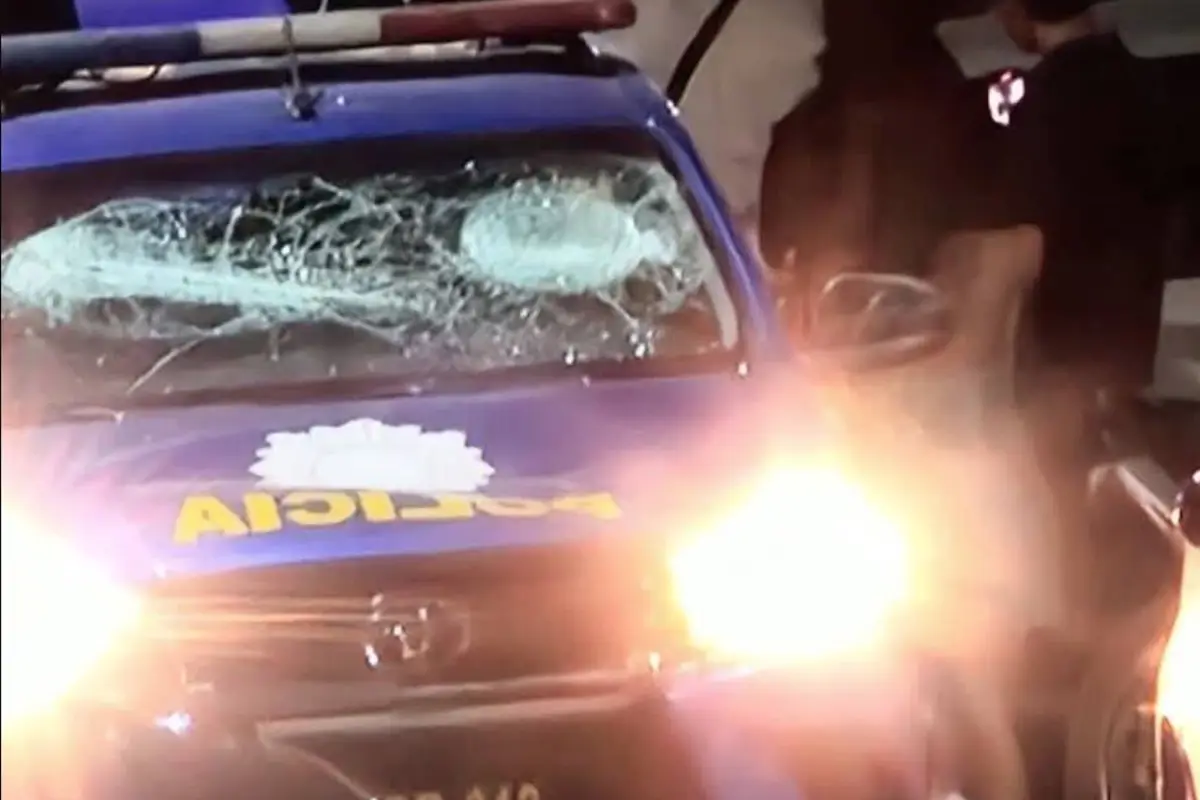 Video muestra a hombre causando daños a patrulla de la PNC., Redes sociales.