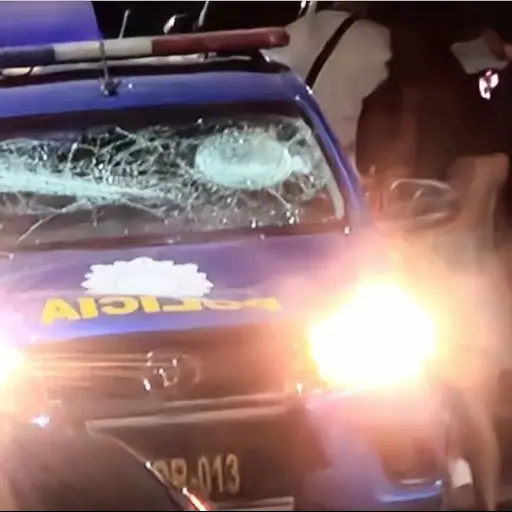 Video muestra a hombre causando daños a patrulla de la PNC. ,Redes sociales.
