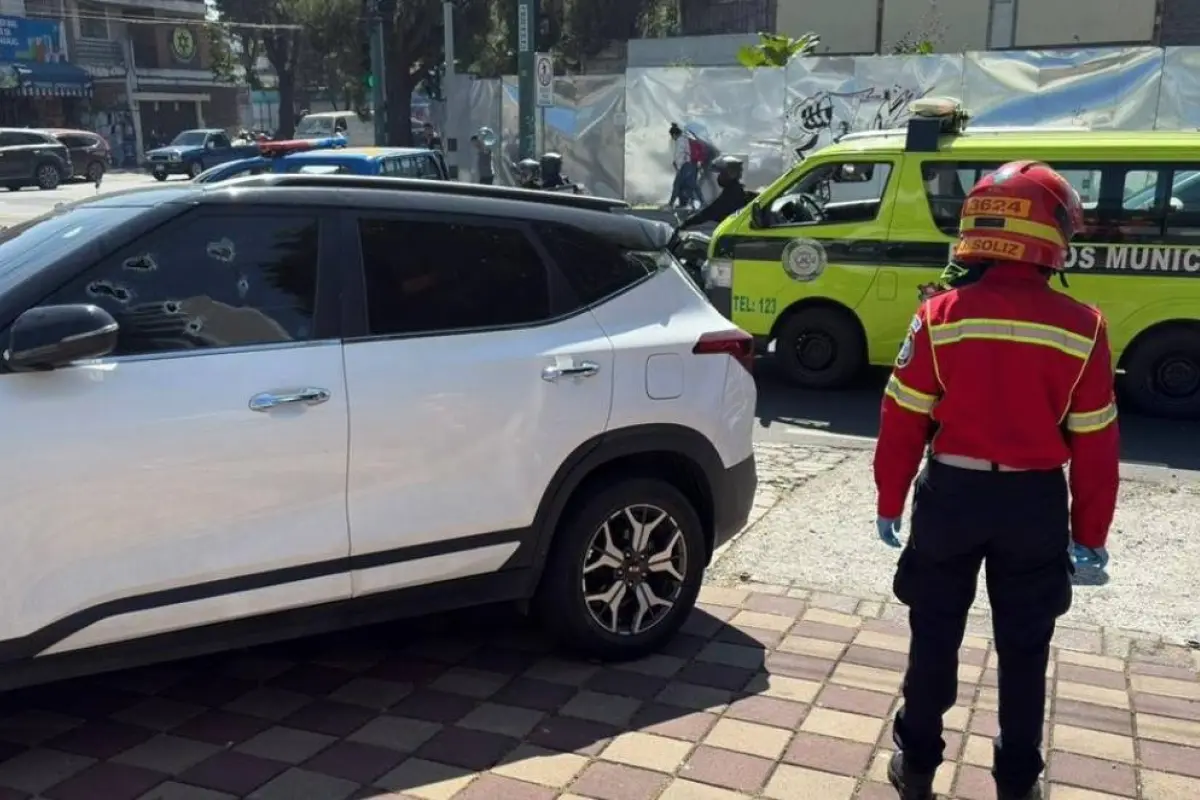 La víctima conducía este vehículo cuando fue agredida por desconocidos en un sector de la zona 10., Bomberos Municipales