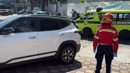 La víctima conducía este vehículo cuando fue agredida por desconocidos en un sector de la zona 10. ,Bomberos Municipales