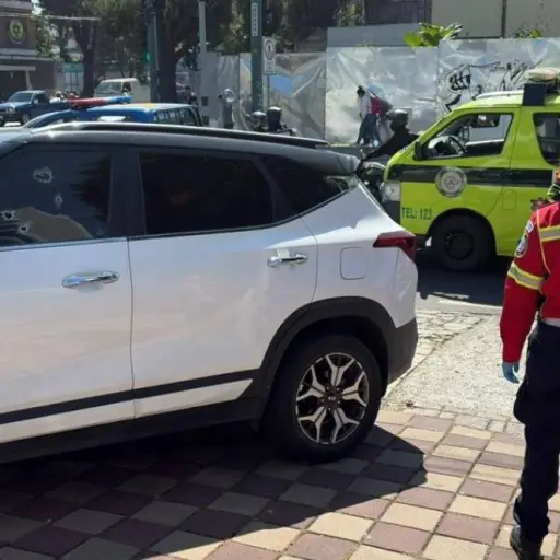 La víctima conducía este vehículo cuando fue agredida por desconocidos en un sector de la zona 10. ,Bomberos Municipales