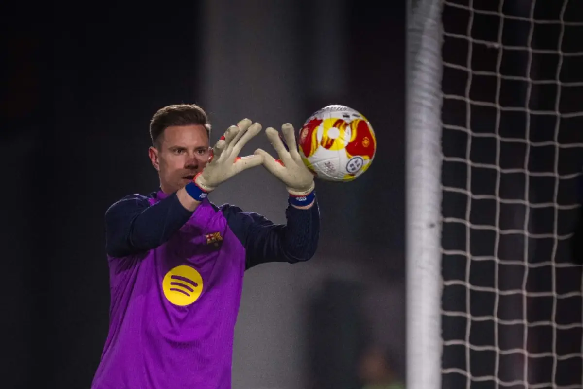 El portero alemán del Barcelona, Marc-André ter Stegen, ha abandonado por lesión