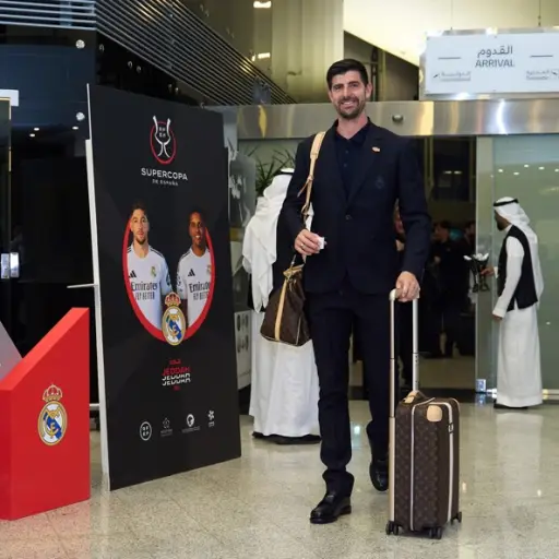 El jugador belga del Real Madrid, Thibaut Courtois, a su llegada hoy martes al aeropuerto de Yeda