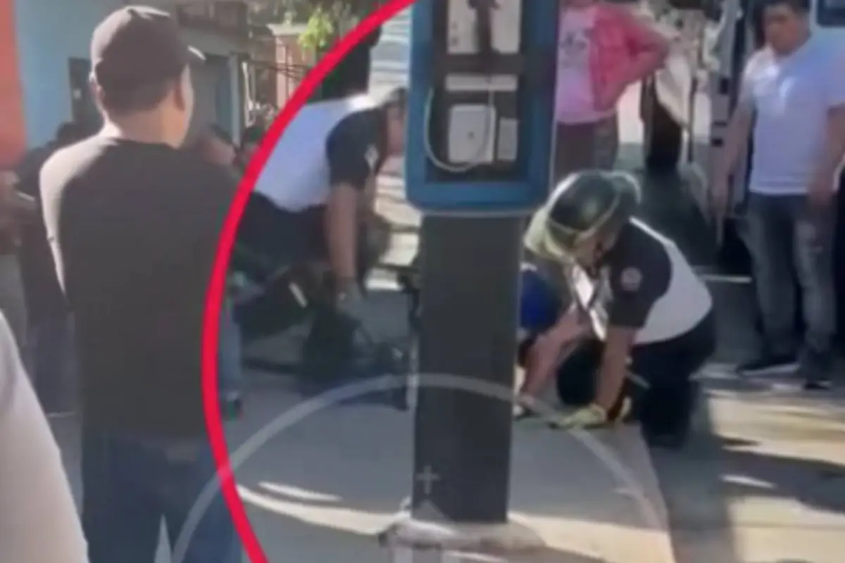 Hombre se molesta tras ser rescatado de un tragante en la zona 1 y rechaza ayuda médica., Redes sociales.