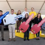 Cinco guatemaltecos inician nueva etapa: EPA, Pinturas Corona y Canella entregan SUV cero kilómetrost