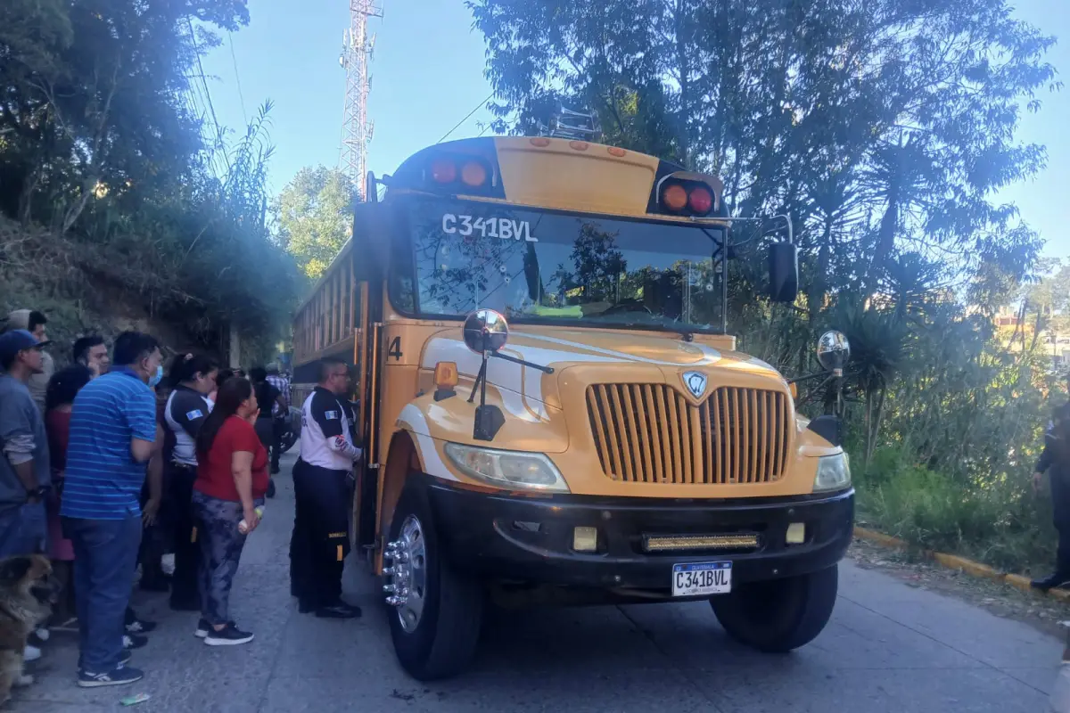Los cuerpos de las víctimas del ataque armado fueron encontrados dentro del bus en la aldea El Durazno, Chinautla., Bomberos Voluntarios