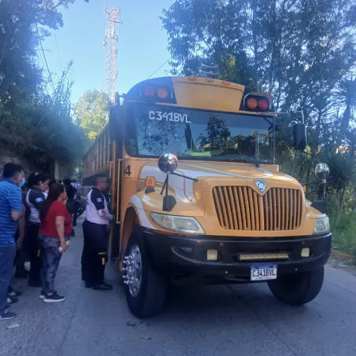 Los cuerpos de las víctimas del ataque armado fueron encontrados dentro del bus en la aldea El Durazno, Chinautla. ,Bomberos Voluntarios