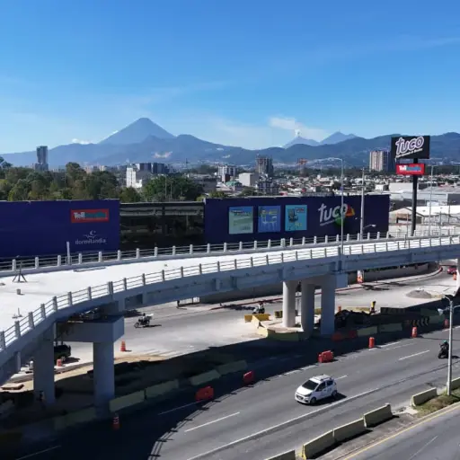 Trabajos de construcción del paso a desnivel en la calzada Roosevelt. ,Ministerio de Comunicaciones