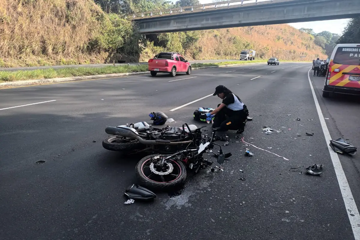 Lugar donde un motorista se accidentó en la autopista Palín-Escuintla., Bomberos Voluntarios