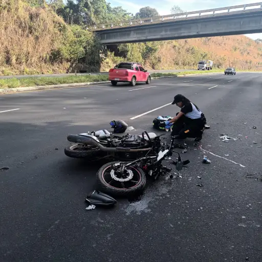 Lugar donde un motorista se accidentó en la autopista Palín-Escuintla. ,Bomberos Voluntarios